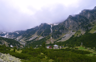 Bosnische Landschaft mit einem Fluss und Wasserfall